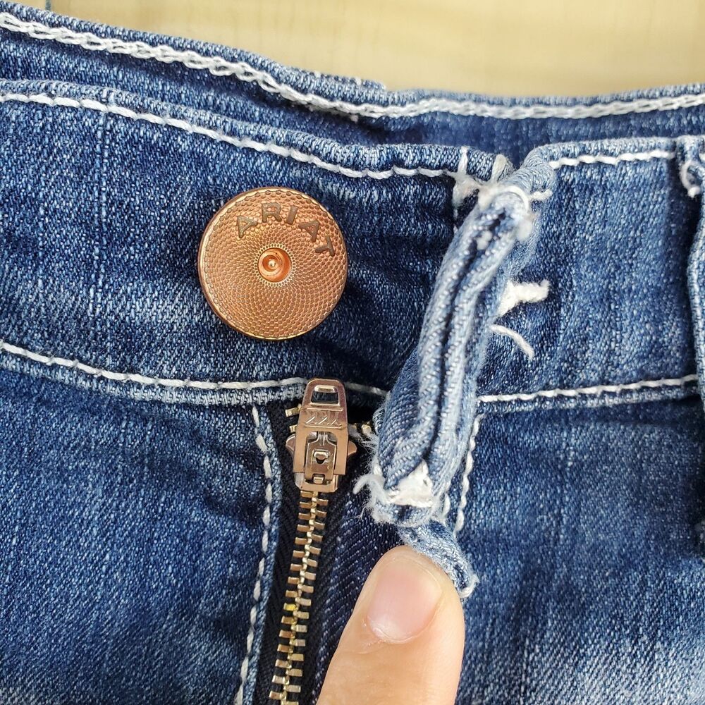 Ariat Boyfriend Distressed Shorts Size 31R - Picture 3 of 7